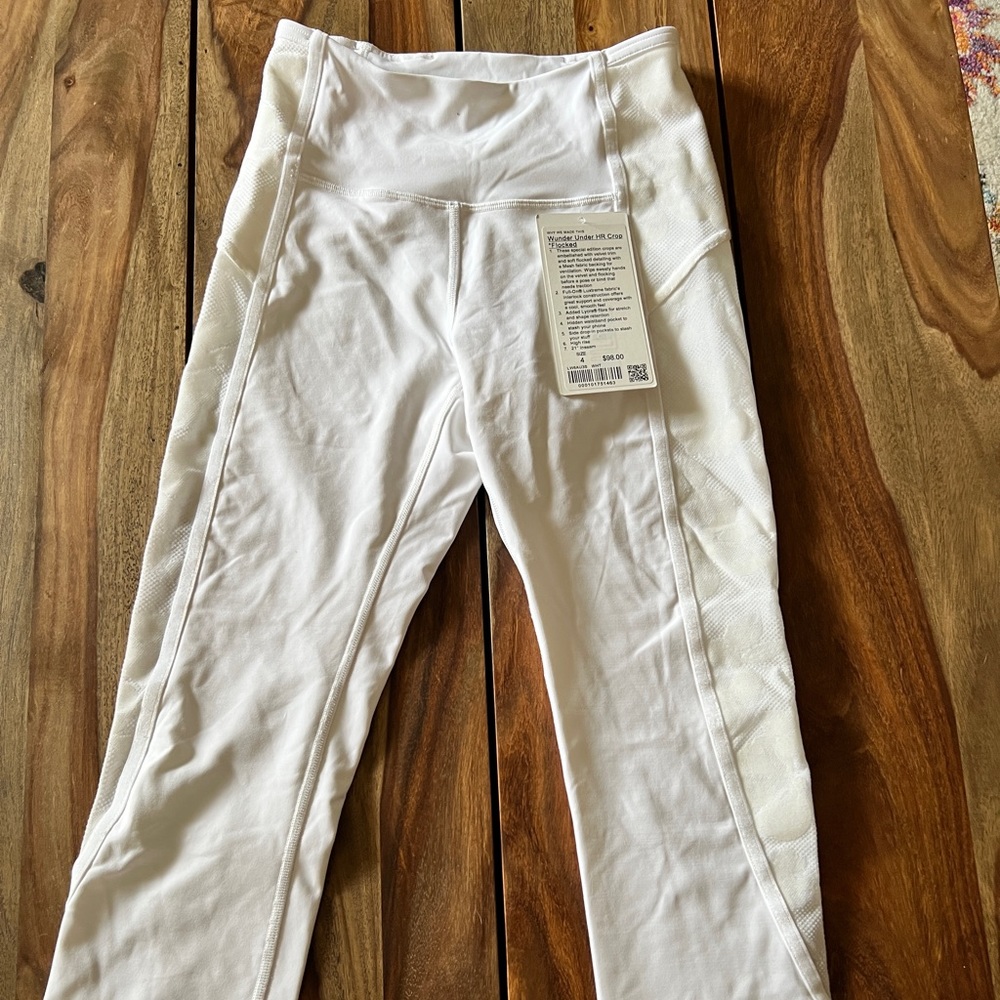 BRAND NEW WITH TAGS LULULEMON CROP LEGGINGS